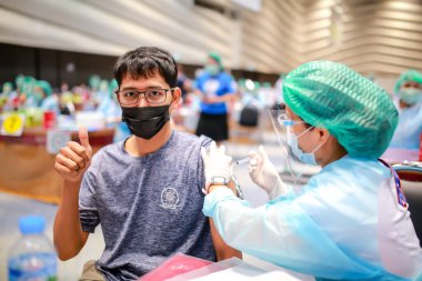 Nakhon Ratchasima, Tayland - 23 Mayıs 2021: Coronavirus 'a karşı aşılanan insanlar, Doktor' un hastalığı sırasında kovan aşısı oldular. Nakhon Ratchasima, Tayland 'da.