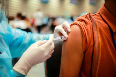 Nakhon Ratchasima, Tayland - 23 Mayıs 2021: Coronavirus 'a karşı aşılanan insanlar, Doktor' un hastalığı sırasında kovan aşısı oldular. Nakhon Ratchasima, Tayland 'da.