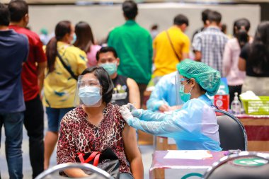 Nakhon Ratchasima, Tayland - 23 Mayıs 2021: Coronavirus 'a karşı aşılanan insanlar, Doktor' un hastalığı sırasında kovan aşısı oldular. Nakhon Ratchasima, Tayland 'da.