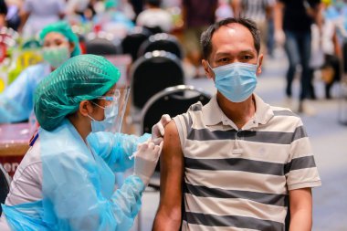 Nakhon Ratchasima, Tayland - 23 Mayıs 2021: Coronavirus 'a karşı aşılanan insanlar, Doktor' un hastalığı sırasında kovan aşısı oldular. Nakhon Ratchasima, Tayland 'da.