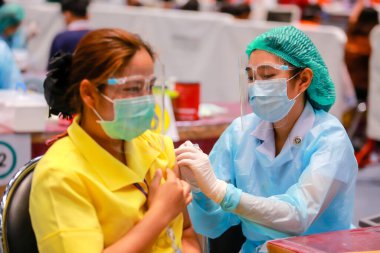 Nakhon Ratchasima, Tayland - 23 Mayıs 2021: Coronavirus 'a karşı aşılanan insanlar, Doktor' un hastalığı sırasında kovan aşısı oldular. Nakhon Ratchasima, Tayland 'da.
