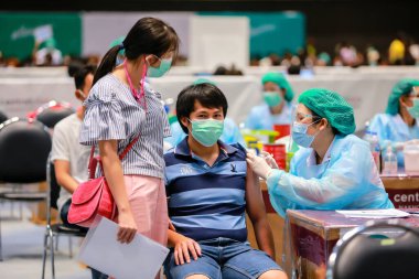 Nakhon Ratchasima, Tayland - 23 Mayıs 2021: Coronavirus 'a karşı aşılanan insanlar, Doktor' un hastalığı sırasında kovan aşısı oldular. Nakhon Ratchasima, Tayland 'da.