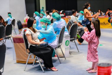 Nakhon Ratchasima, Tayland - 23 Mayıs 2021: Coronavirus 'a karşı aşılanan insanlar, Doktor' un hastalığı sırasında kovan aşısı oldular. Nakhon Ratchasima, Tayland 'da.