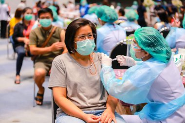 Nakhon Ratchasima, Tayland - 23 Mayıs 2021: Coronavirus 'a karşı aşılanan insanlar, Doktor' un hastalığı sırasında kovan aşısı oldular. Nakhon Ratchasima, Tayland 'da.