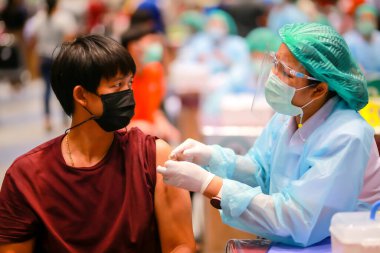 Nakhon Ratchasima, Tayland - 23 Mayıs 2021: Coronavirus 'a karşı aşılanan insanlar, Doktor' un hastalığı sırasında kovan aşısı oldular. Nakhon Ratchasima, Tayland 'da.