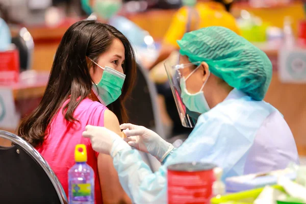 Nakhon Ratchasima Tayland Mayıs 2021 Coronavirus Karşı Aşılanan Insanlar Doktor — Stok fotoğraf
