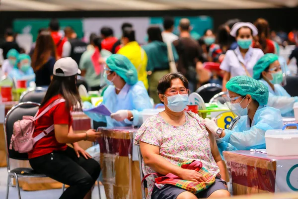 Nakhon Ratchasima Tayland Mayıs 2021 Coronavirus Karşı Aşılanan Insanlar Doktor — Stok fotoğraf