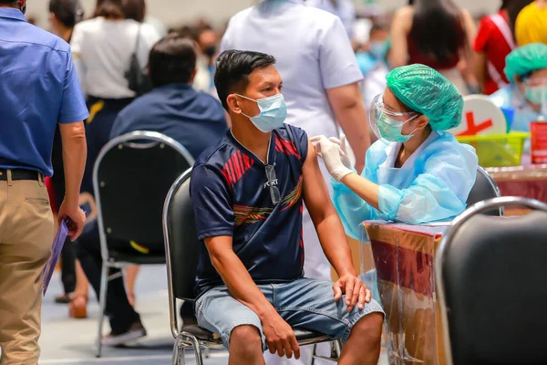 2021年5月23日タイ ナコンラチャシマ 医師の診察中に膣内注射を受けたコロナウイルスに感染 タイのナコンラチャシマで — ストック写真