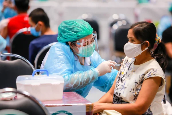 2021年5月23日タイ ナコンラチャシマ 医師の診察中に膣内注射を受けたコロナウイルスに感染 タイのナコンラチャシマで — ストック写真