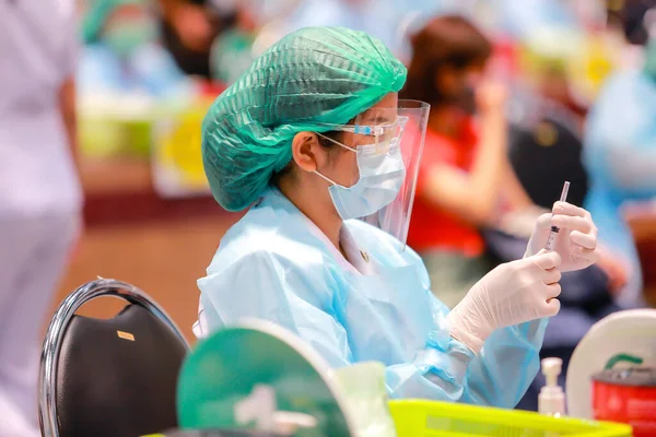 Nakhon Ratchasima Tayland Mayıs 2021 Coronavirus Karşı Aşılanan Insanlar Doktor — Stok fotoğraf