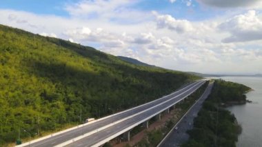 Hava manzarası, otoyoldaki araba trafiğinin yukarıdan görünüşü. Toplu taşıma, banliyö yaşam tarzı, Asya şehir hayatı.