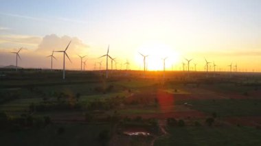 Rüzgar çiftliği veya rüzgar parkının panoramik manzarası çayır alanındaki en temiz, yenilenebilir enerji kaynaklarından biridir. Jenerasyon elektriği için yüksek rüzgar türbinleri. Yeşil enerji kavramı.