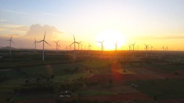 Rüzgar çiftliği veya rüzgar parkının panoramik manzarası çayır alanındaki en temiz, yenilenebilir enerji kaynaklarından biridir. Jenerasyon elektriği için yüksek rüzgar türbinleri. Yeşil enerji kavramı.