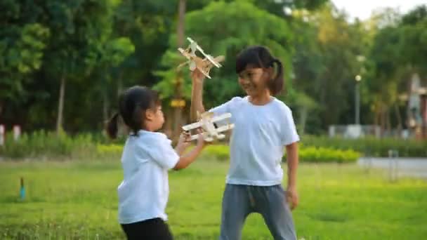 Linda Menina Asiática Jogando Avião Brinquedo Natureza Parque Pequenos Sonhos — Vídeo de Stock