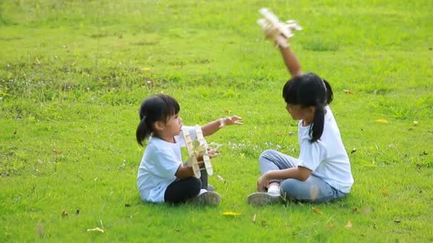 Linda Menina Asiática Jogando Avião Brinquedo Natureza Parque Pequenos Sonhos — Vídeo de Stock