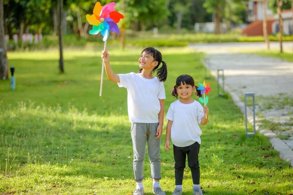 Twee Schattig Klein Meisje Azië Spelen Kleurrijke Speelgoed Windmolen Haar — Stockfoto