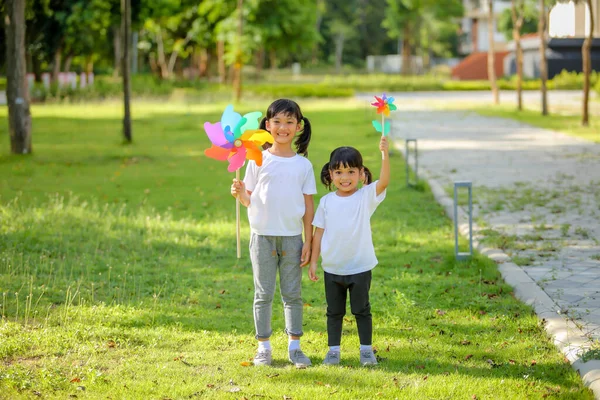 Twee Schattig Klein Meisje Azië Spelen Kleurrijke Speelgoed Windmolen Haar — Stockfoto