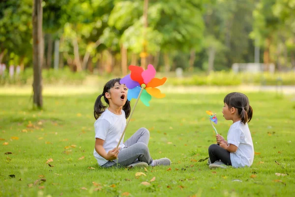 Dos Linda Niña Asiática Jugando Colorido Molino Viento Juguete Sus — Foto de Stock