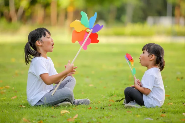 Twee Schattig Klein Meisje Azië Spelen Kleurrijke Speelgoed Windmolen Haar — Stockfoto