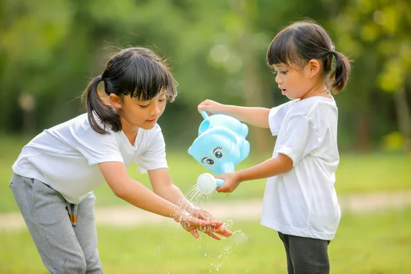 Schattig Klein Meisje Azië Waterring Planten Die Zijn Geplant Tuin — Stockfoto