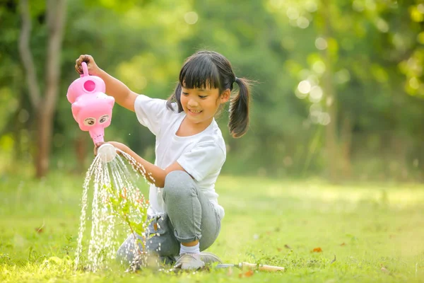 Gadis Kecil Lucu Asia Waterring Tanaman Yang Telah Ditanam Kebun — Stok Foto