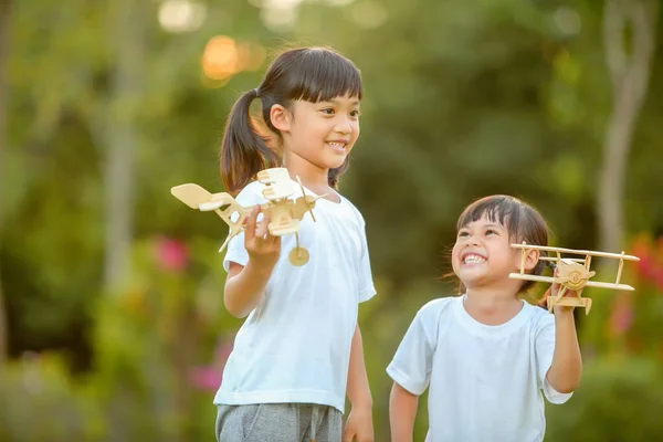 Twee Schattig Klein Meisje Aziatisch Speelgoedvliegtuigje Spelen Natuur Het Park — Stockfoto