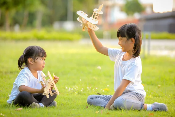 Dos Linda Niña Asiática Jugando Juguete Avión Naturaleza Parque Pequeños — Foto de Stock