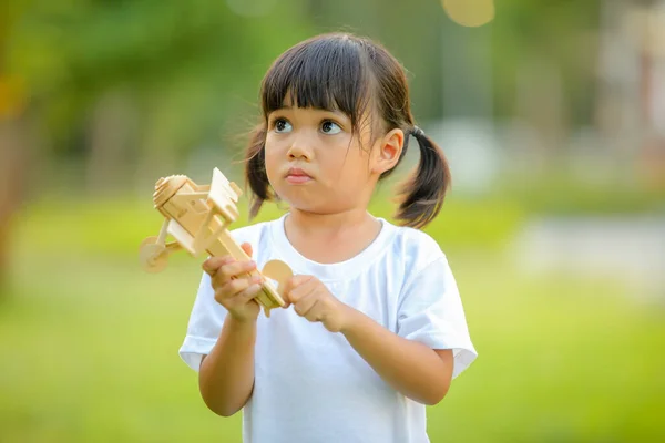 Leuk Klein Meisje Aziatisch Speelgoedvliegtuigje Spelen Natuur Het Park Kleine — Stockfoto