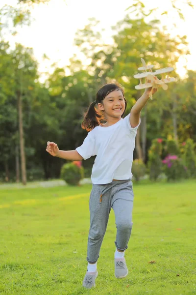 Linda Niña Asiática Jugando Juguete Avión Naturaleza Parque Pequeños Sueños — Foto de Stock