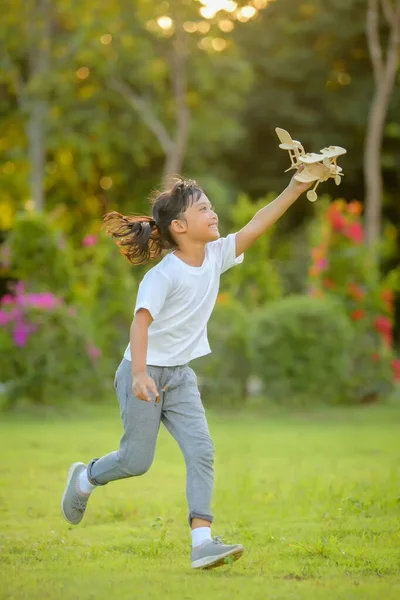 Gadis Kecil Asia Yang Lucu Bermain Pesawat Mainan Alam Taman — Stok Foto