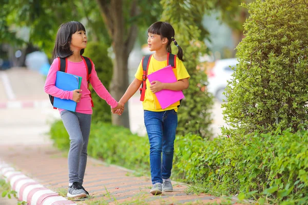 Επιστροφή Στο Σχολείο Μετά Από Επιδημία Covid Δύο Χαριτωμένο Κοριτσάκι — Φωτογραφία Αρχείου