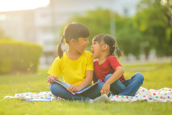 Sonriente Niña Asiática Feliz Pequeño Sentado Naturaleza Parque Que Aumenta — Foto de Stock