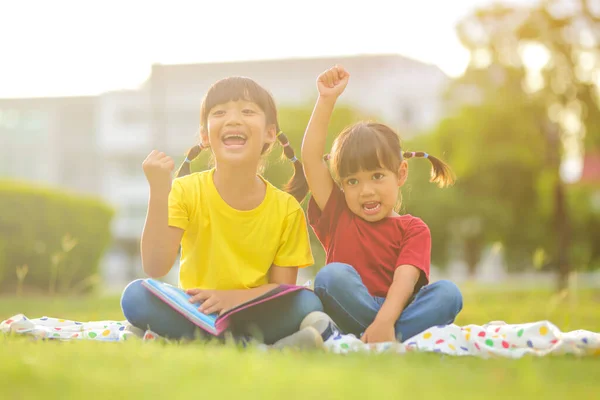 Sonriente Niña Asiática Feliz Pequeño Sentado Naturaleza Parque Que Aumenta — Foto de Stock