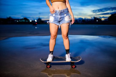 Sörf yaparken yakın plan bacak ya da güzel bir yaz gününde açık havada kaykay yapmak. Spor aktivitesi yaşam tarzı konsepti, sağlıklı ve egzersiz.