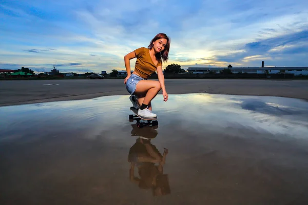 아시아 여성들은 아름다운 여름날 야외에서 파도타기나 스케이트를 즐긴다 활동적 — 스톡 사진