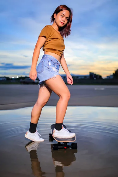 Mulheres Asiáticas Jogando Surf Skate Skates Livre Belo Dia Verão — Fotografia de Stock