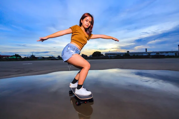 在美丽的夏日 亚洲妇女在户外玩冲浪 滑冰或滑板 体育活动生活方式概念 健康与锻炼 — 图库照片