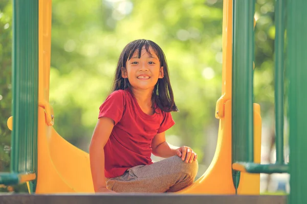 Happy Funny Gadis Kecil Bermain Gembira Pergi Sekitar Taman Bermain — Stok Foto