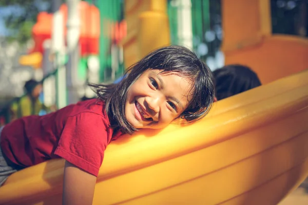 Feliz Niña Divertida Jugando Alegre Alrededor Patio Aire Libre Verano —  Fotos de Stock