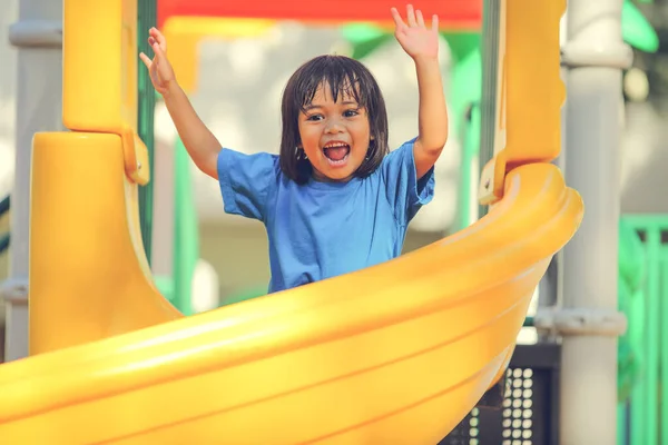 Happy Funny Gadis Kecil Bermain Gembira Pergi Sekitar Taman Bermain — Stok Foto
