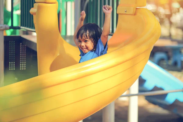 Feliz Niña Divertida Jugando Alegre Alrededor Patio Aire Libre Verano —  Fotos de Stock