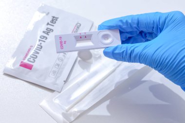 Corona virüsü hastalığına yakın çekim. COVID-19 Rapid antijeni (RDAT), Hızlı Tespit Testi, Evde test için elverişli.