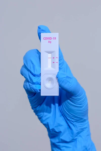 Женщина Синих Медицинских Перчатках Covid Sars Cov Первый Комплект Тестирования — стоковое фото