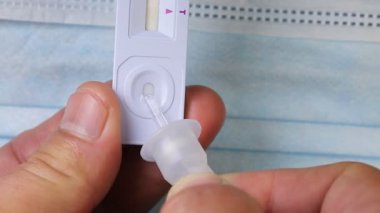 Corona Virüsü Hastalıkları Denetleme Ekipmanı 'na yakın. COVID-19 Rapid antijeni (RDAT), Hızlı Tespit Testi, Evde test için elverişli.