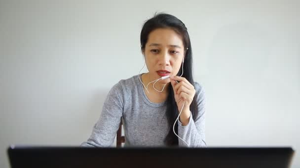 Chica Estudiante Estudio Línea Con Profesor Utilizando Cuaderno Mujer Joven — Vídeo de stock