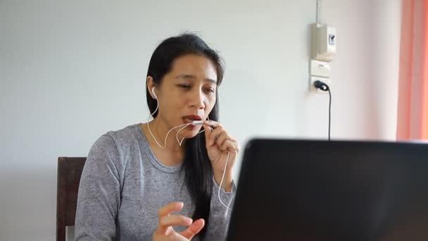 Étudiante Étudier Ligne Avec Enseignant Aide Ordinateur Portable Heureuse Jeune — Video