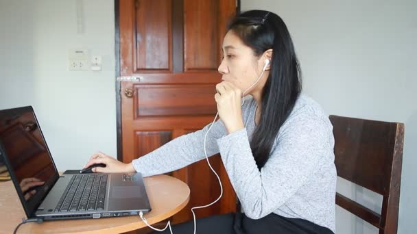 Menina Estudante Estudar Line Com Professor Usando Notebook Jovem Feliz — Vídeo de Stock