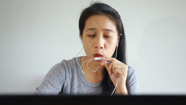 Chica Estudiante Estudio Línea Con Profesor Utilizando Cuaderno Mujer Joven — Vídeo de stock