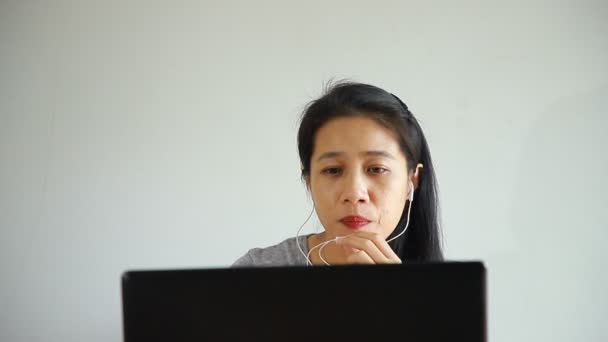 Девочка Студентка Учиться Онлайн Учителем Помощью Ноутбука Счастливая Молодая Женщина — стоковое видео