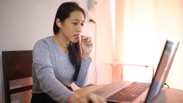 Kız Öğrenci Öğretmeniyle Internetten Ders Çalışıyor Mutlu Genç Kadın Dil — Stok video